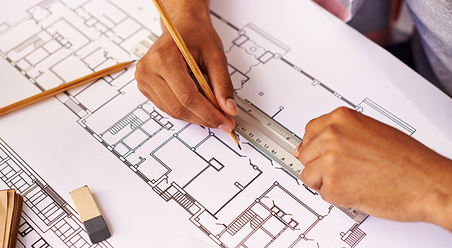Estudante de arquitetura desenhando projeto